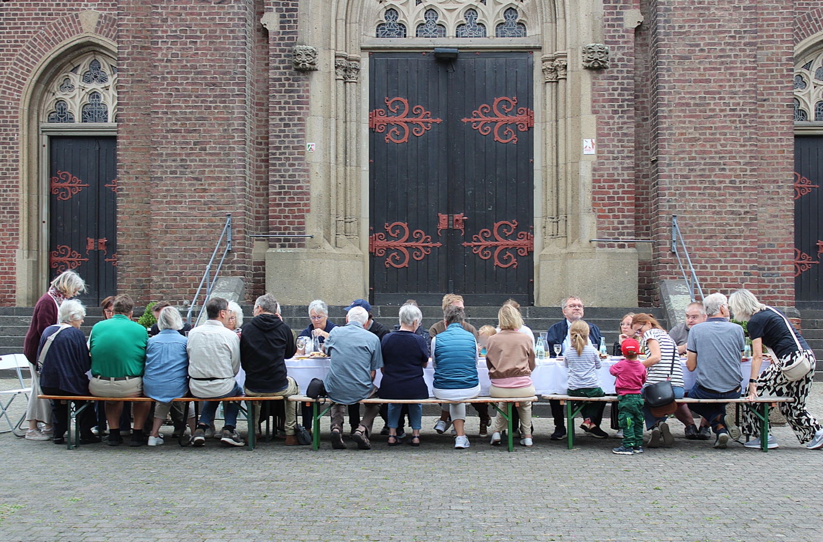 Abendsbrot_IMG_3156 bearb,_Tag_der_dritten_Orte (c) Heike Grappendorf Abendbrot vor der Kirche